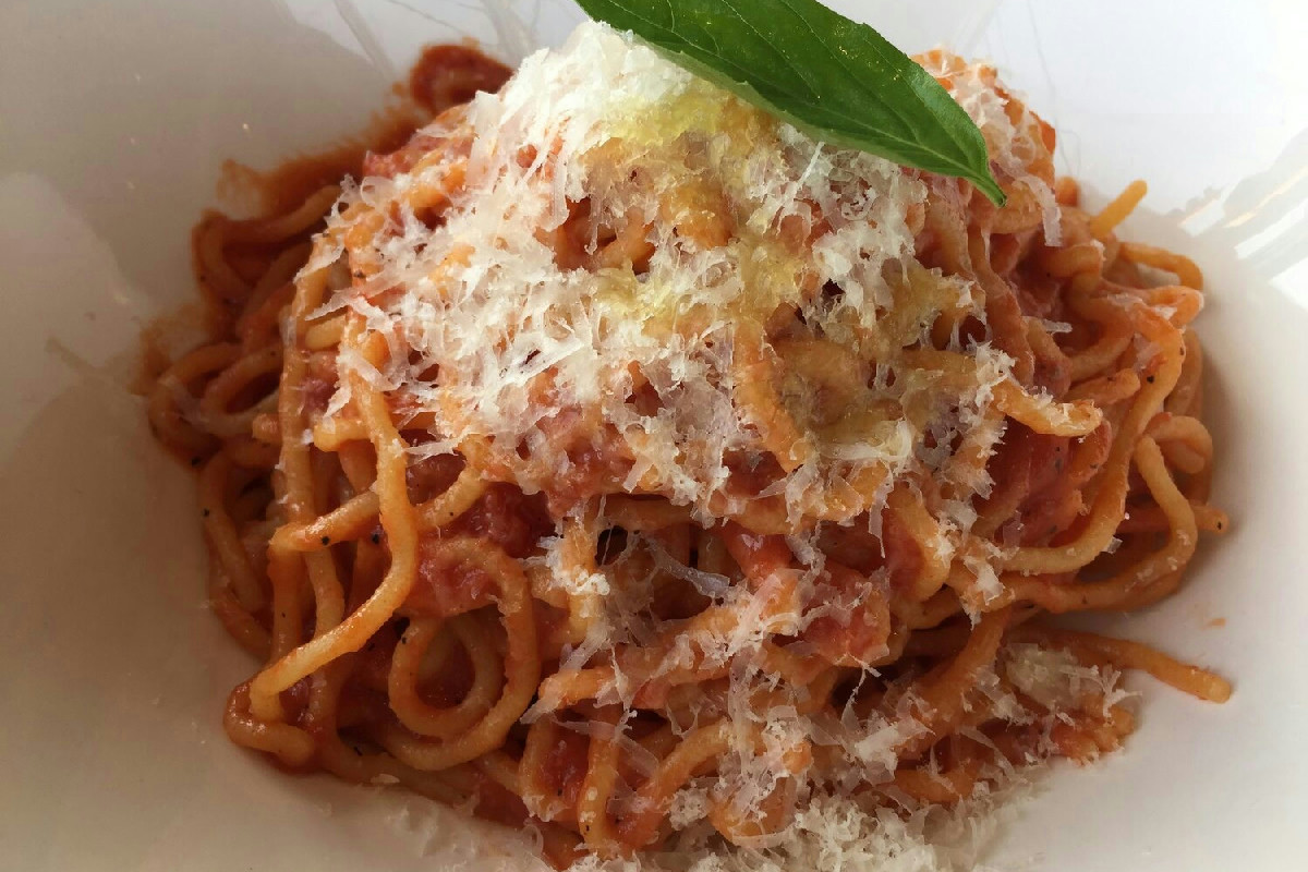 Bucatini all'amatriciana: la tradizione del gusto autentico nella cucina italiana