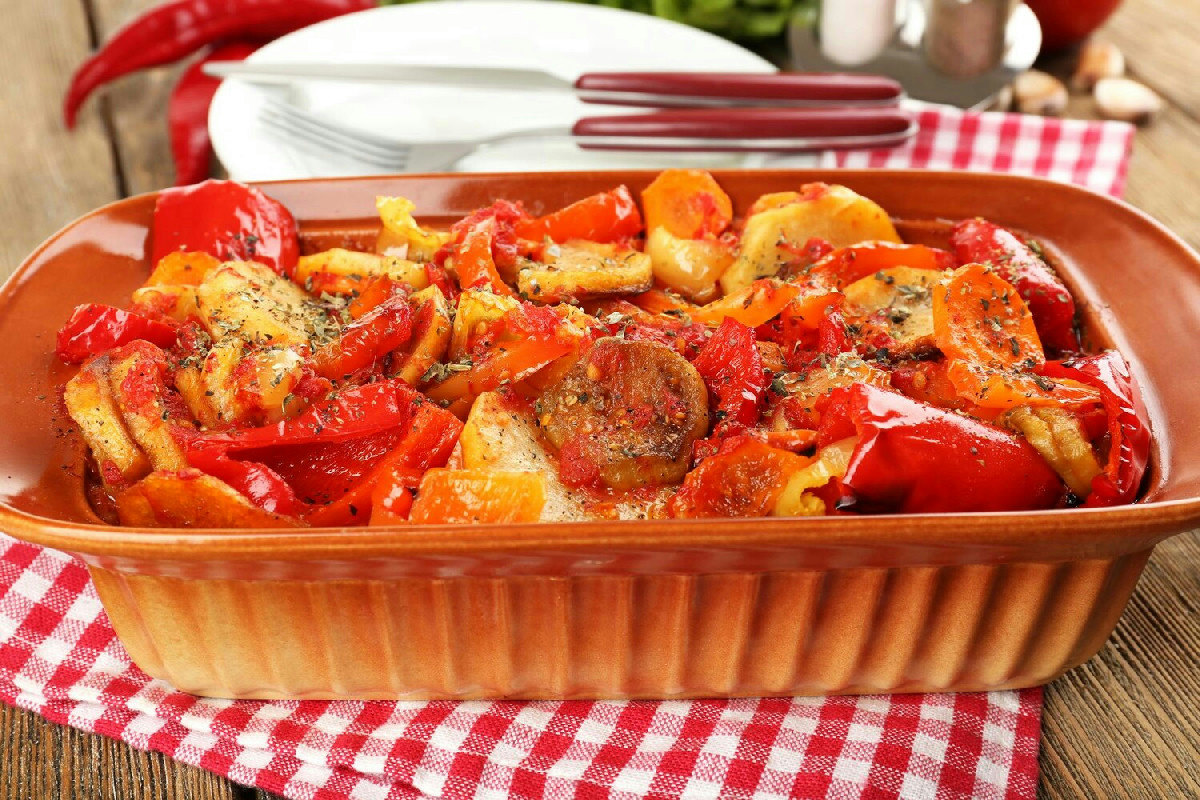 Ecco come le scaloppine ai peperoni diventano un contorno completo in un solo boccone