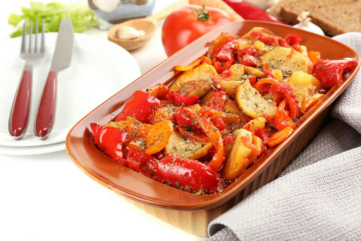 Ecco come le scaloppine ai peperoni diventano un contorno completo in un solo boccone