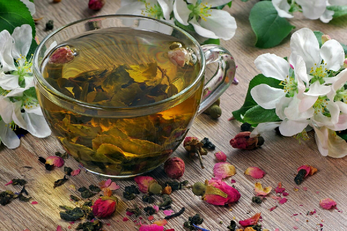 Effetti sul corpo di tisane e alimenti che riducono liquidi in eccesso e contrastano la stanchezza