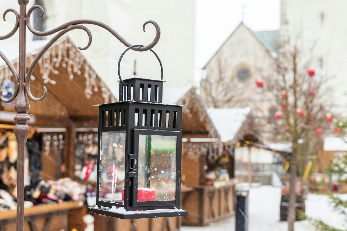 L’Abruzzo a Natale: mercatini unici tra atmosfere fiabesche e sapori autentici degli antichi borghi
