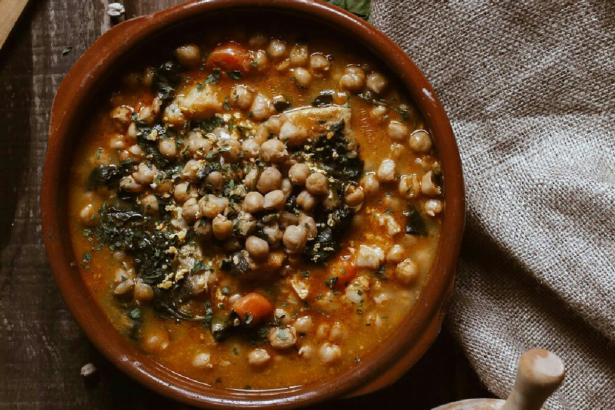Quando arriva in tavola la zuppa di legumi, il calore genuino riscalda ogni stagione e palato